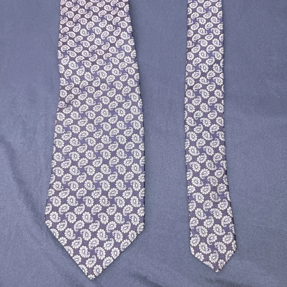 Mens Brooks Brothers 100% Silk Blue White Paisley Twill Necktie Made in USA